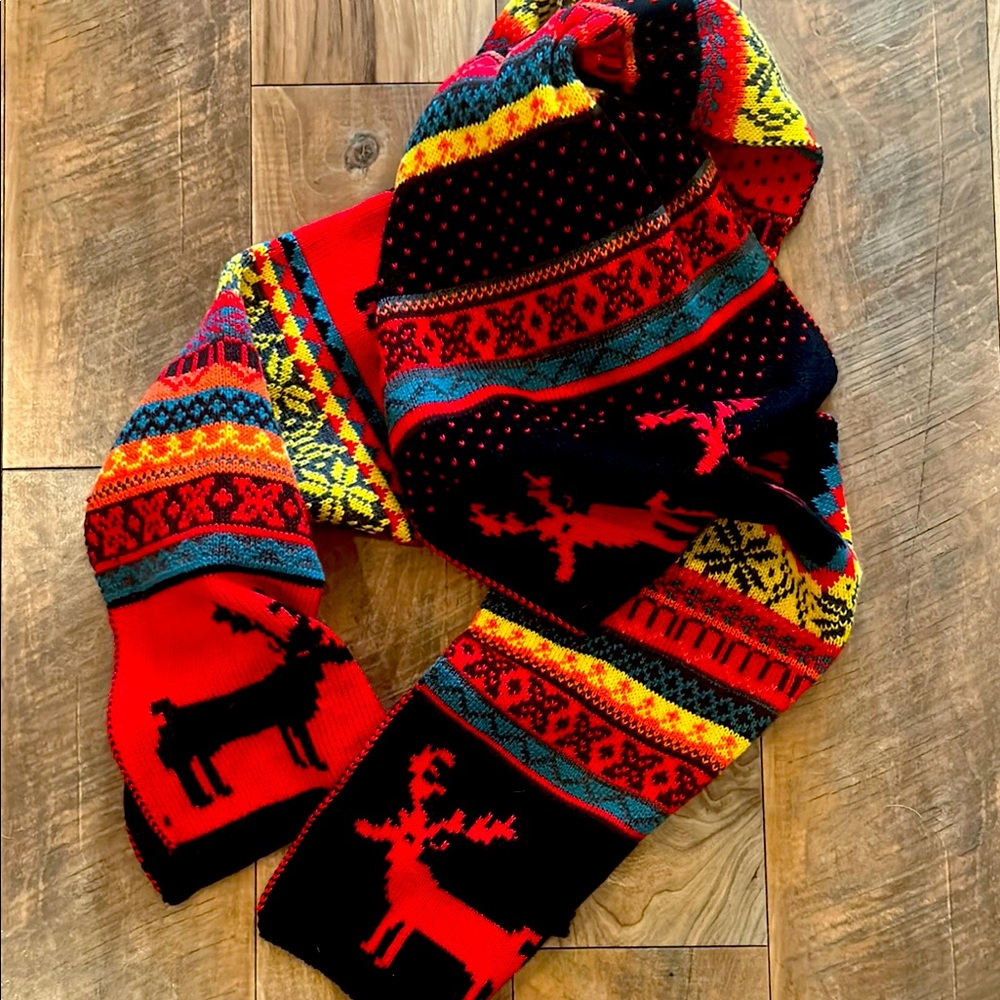 Vibrant Reindeer Patterned Knit Scarf